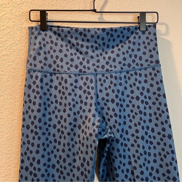 Women’s Aerie movement blue Dalmatian printed polka dot leggings size large L - Picture 2 of 6